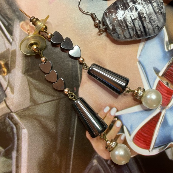 2 Pair of Vintage Pierced Earrings Black White Silvertone Theme - Picture 4 of 5